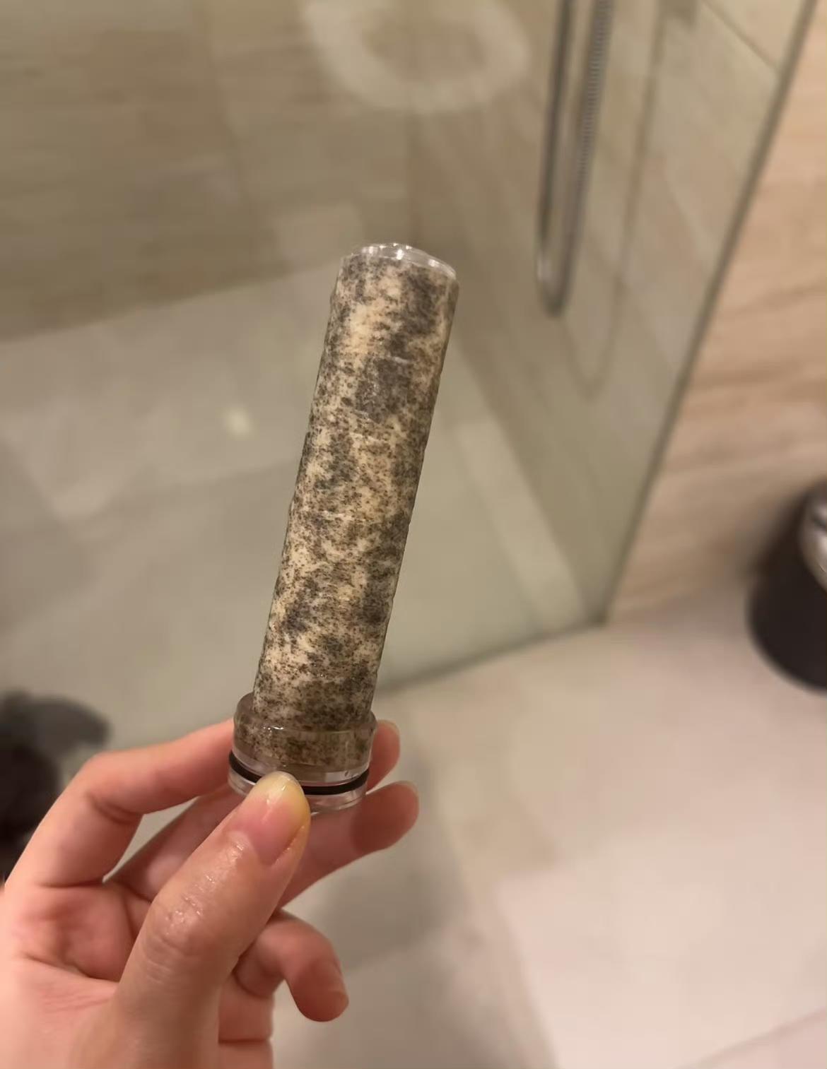 最近好多去巴厘岛玩的人都吐槽中招脏水病，还晒出自带的过滤头，用完之后滤芯黄得发黑