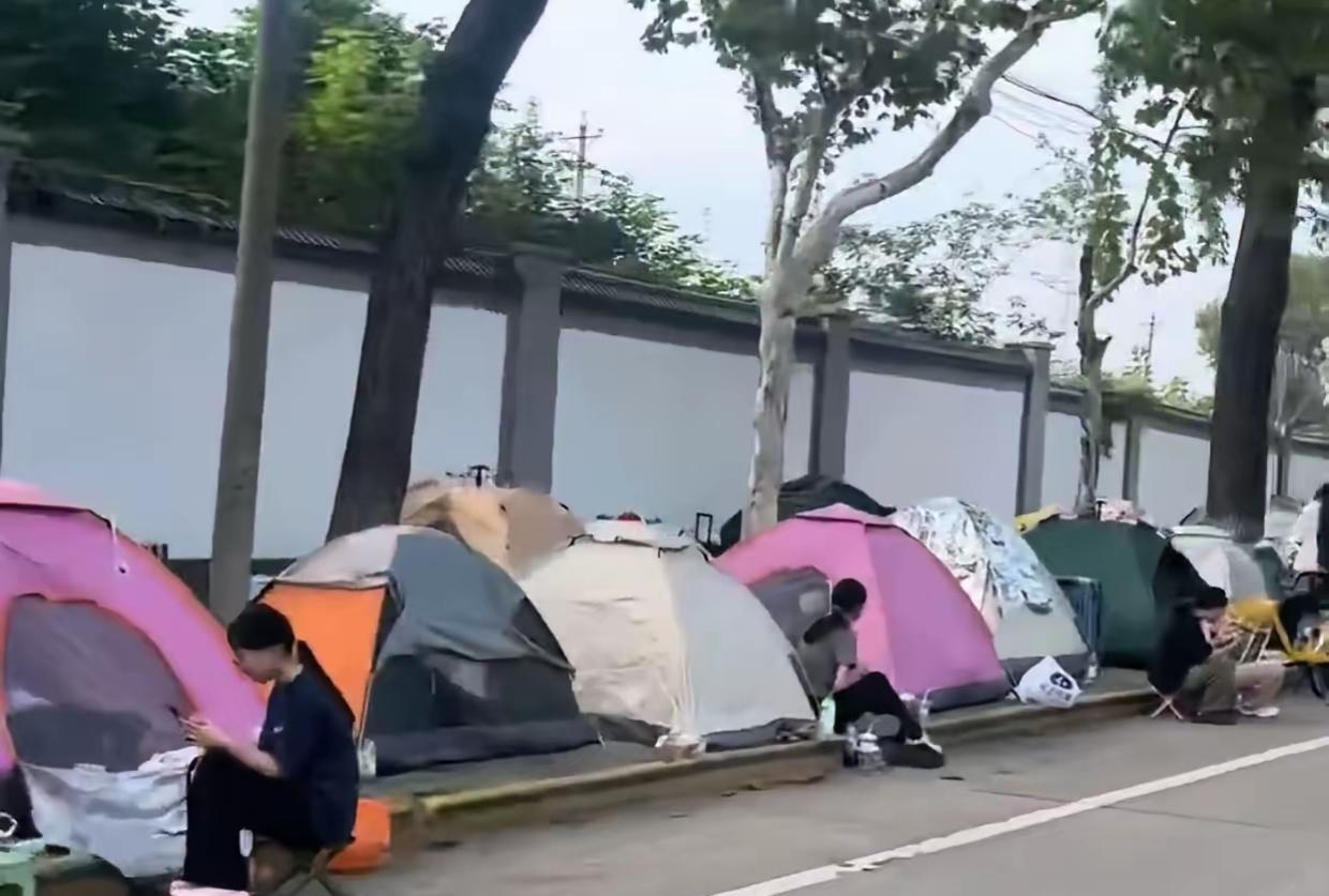 “帐篷大军”打了谁的脸？今年的游客出行数量超过了往年，8天假，两个节赶在一起，推