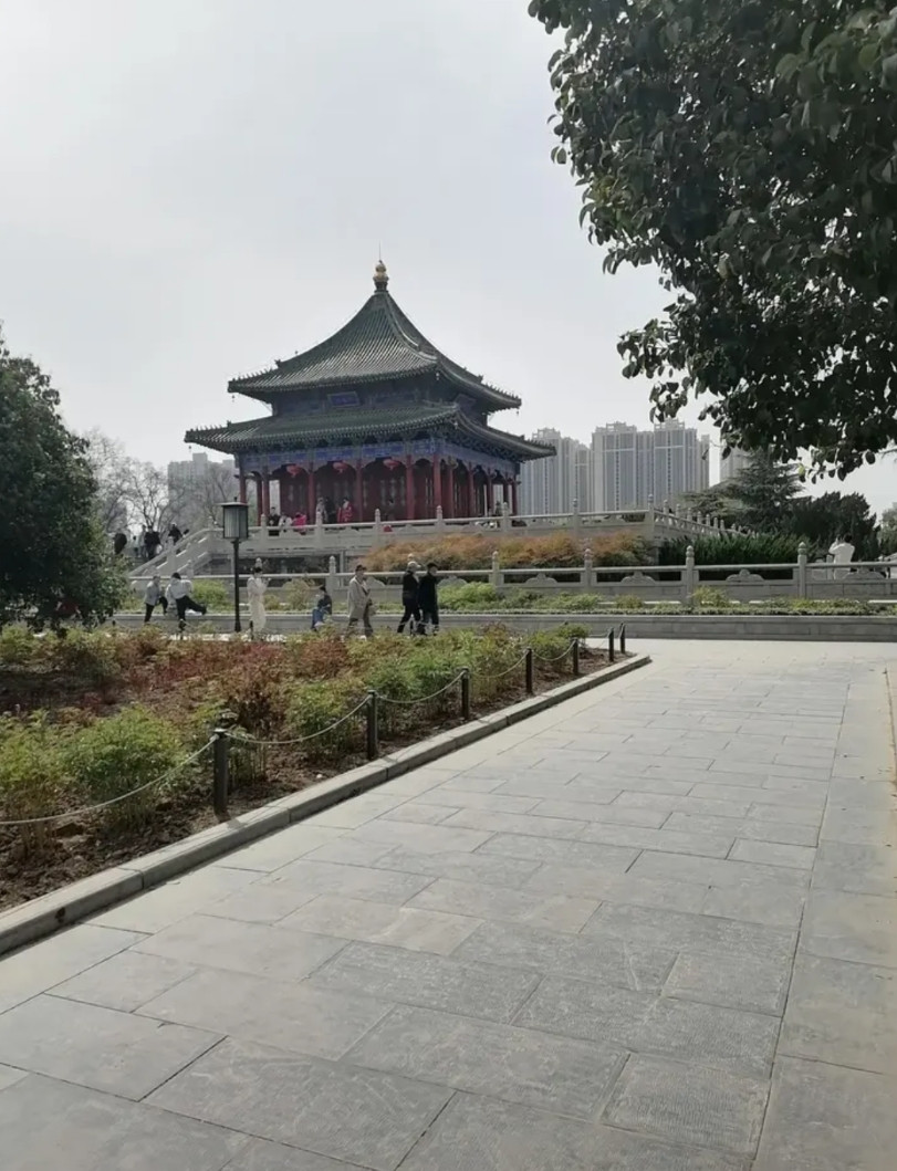 如果你的孩子到西安来上大学，性价比还是最高的，西安的大学可以满足各个分数段的孩子