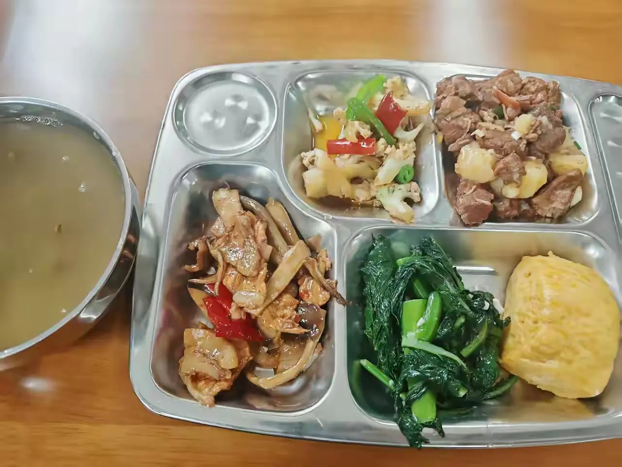 朋友单位的午餐，四菜一汤一元钱，真真令人羡慕啊！