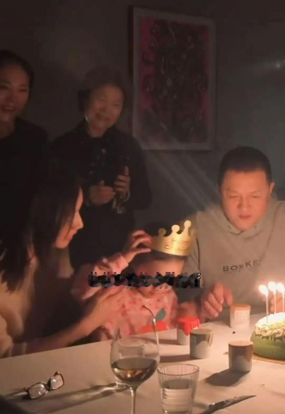 大瓜！李亚鹏首次和前妻同框！这次还带着妈妈一起去，海哈金喜的妈妈也在，一起为
