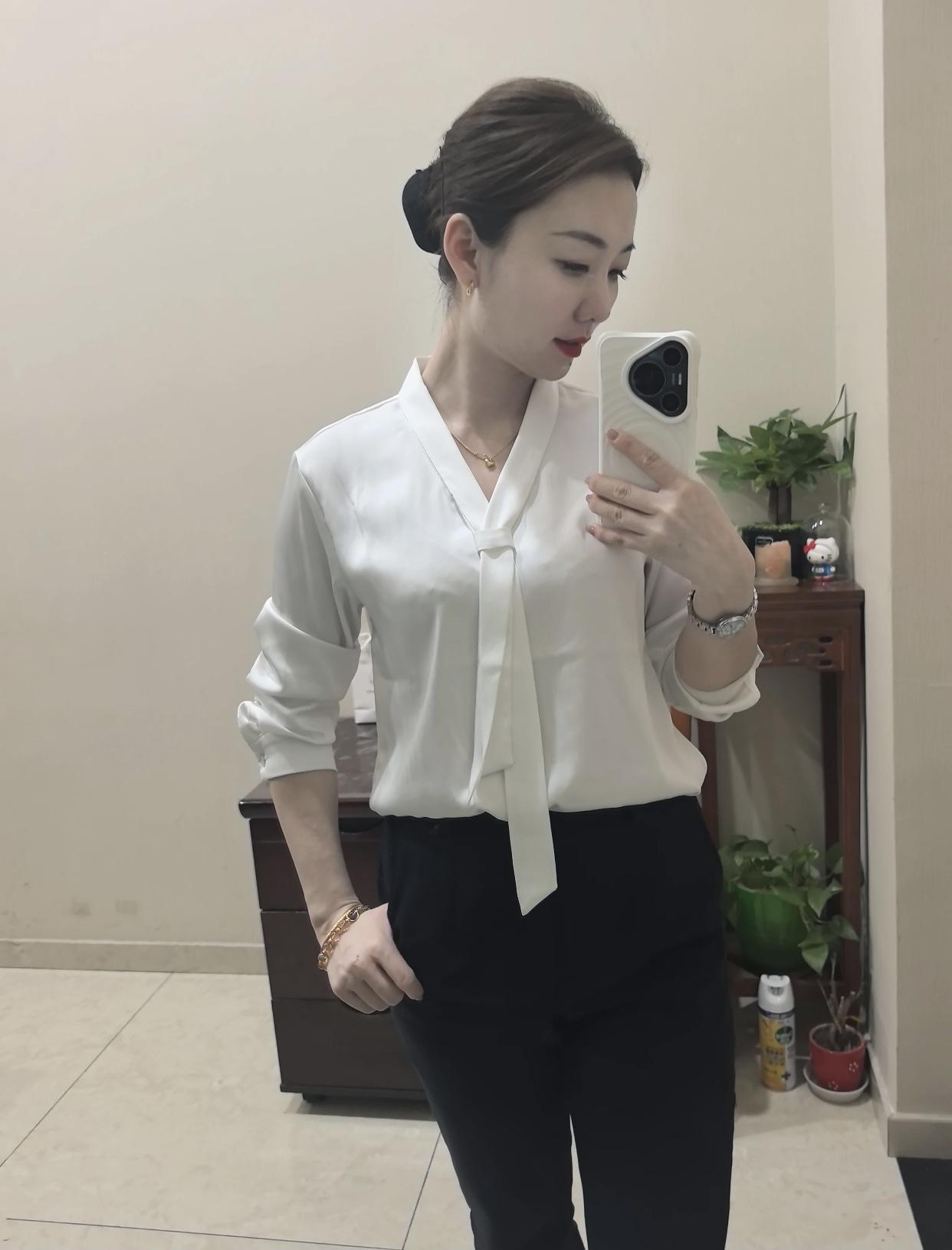 职业装和生活装,你更偏爱哪个?选择职业装要考虑工作环境和职业要求。