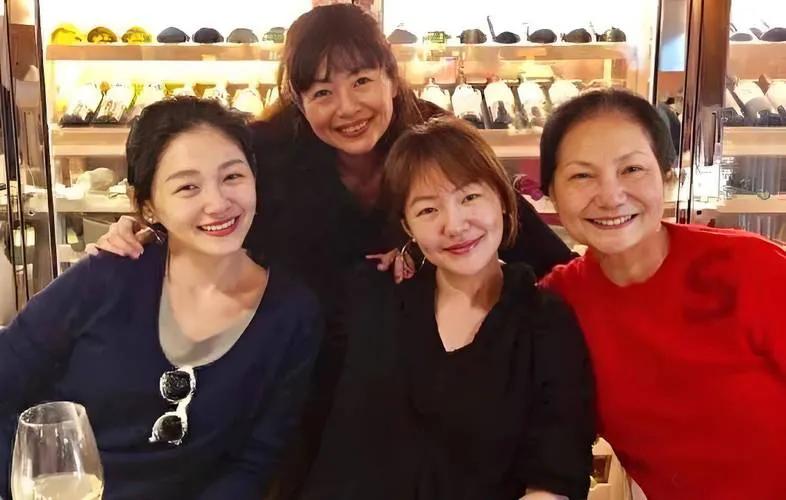 2025年5月11日母亲节，恰逢大S逝世百日。S妈在社交平台晒出与三个女儿的合照