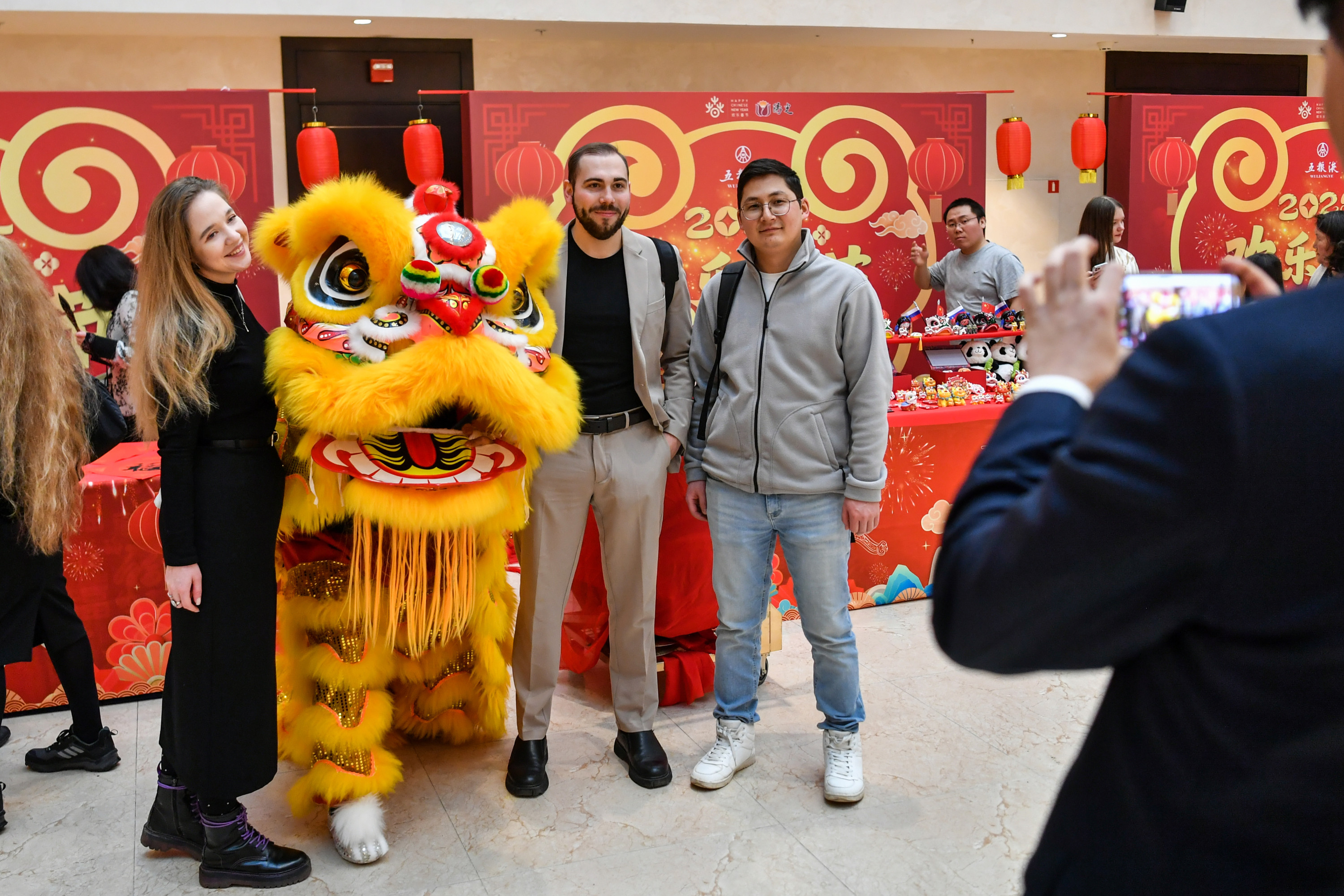 #外媒说中国春节有国际范儿#【马年新春呈现浓浓的“国际范儿”】#马年新春呈现浓