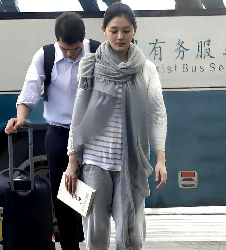 大S走了，留下5亿豪宅和一地鸡毛。最讽刺的是什么？她生前为750万和前夫撕破