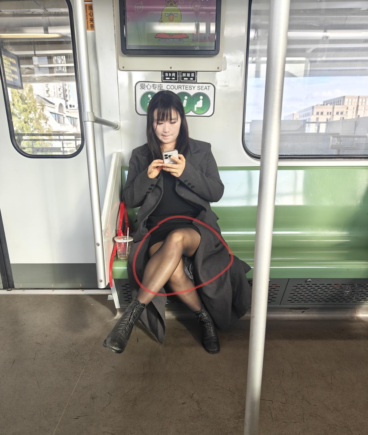 地铁偶遇一女侠，长衣飘飘风度翩翩丝袜油亮气度不凡仔细一瞧双膝红肿似