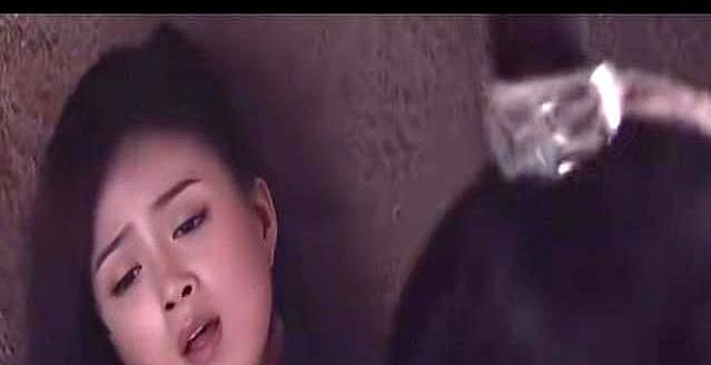 28岁的林志颖，当着19岁蒋欣的面，啃了一整头大蒜。然后说：来，吻戏可以拍了。