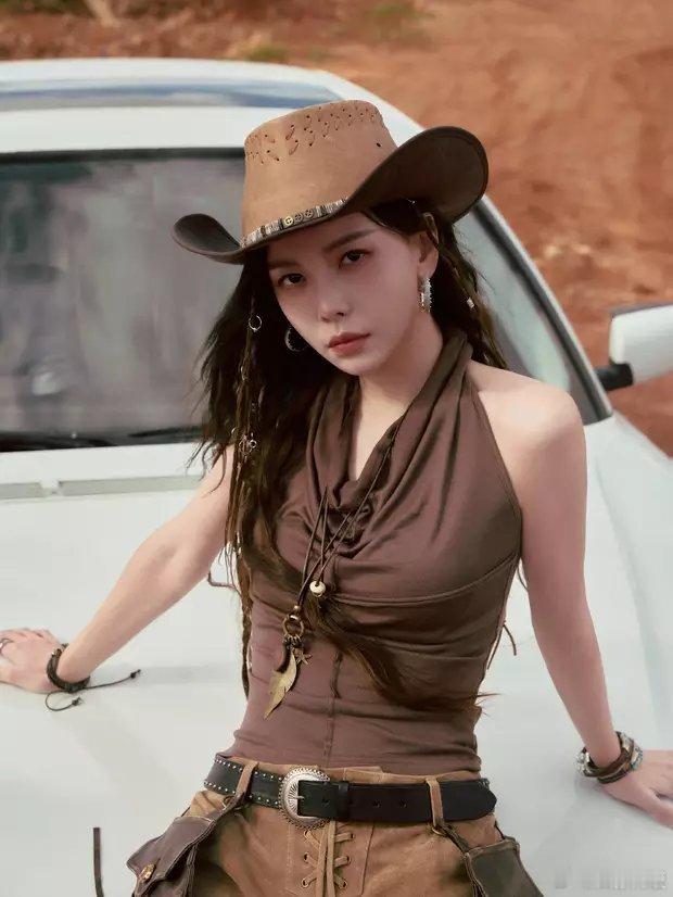 于文文一身大地色服装彰显野性美感。​​​