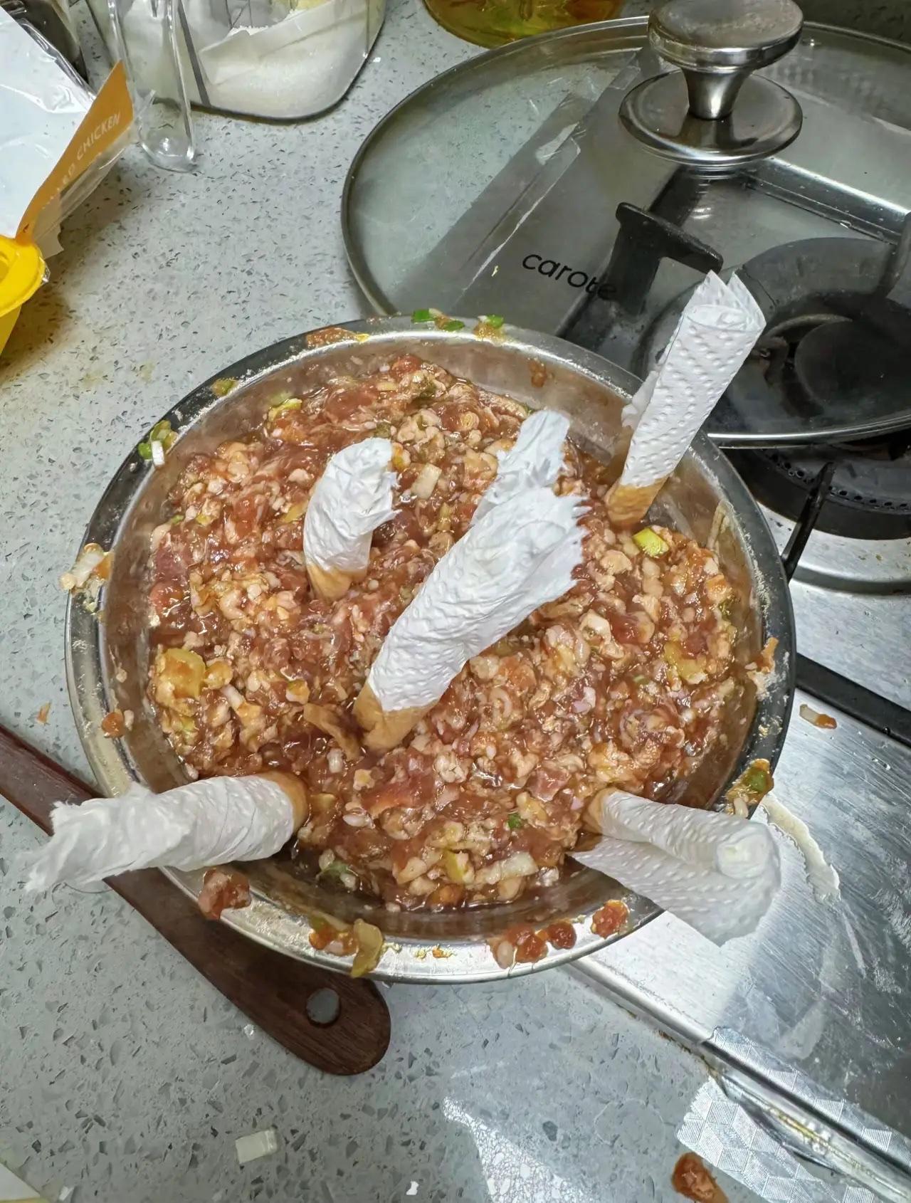 真的看得人直皱眉！儿媳妇拌白菜饺子馅，出水太多不去滤干，居然直接往馅料盆里插卫生