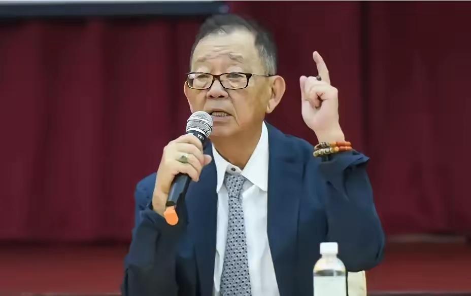 台湾政坛突然炸响一颗重磅炸弹！国民党中评委邱复生在郑丽文主持的党内会议上，正式提