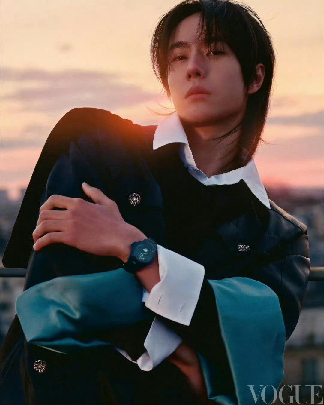 网友提名男版VOGUE群封热点现场整个内娱，王一博最权威，他可以一敌百。[彩虹