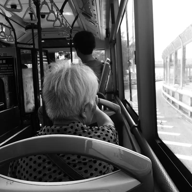 一段特别现实的话：“社会就是一个生物链，一物降一物，言语压君子，衣冠镇小人，对付