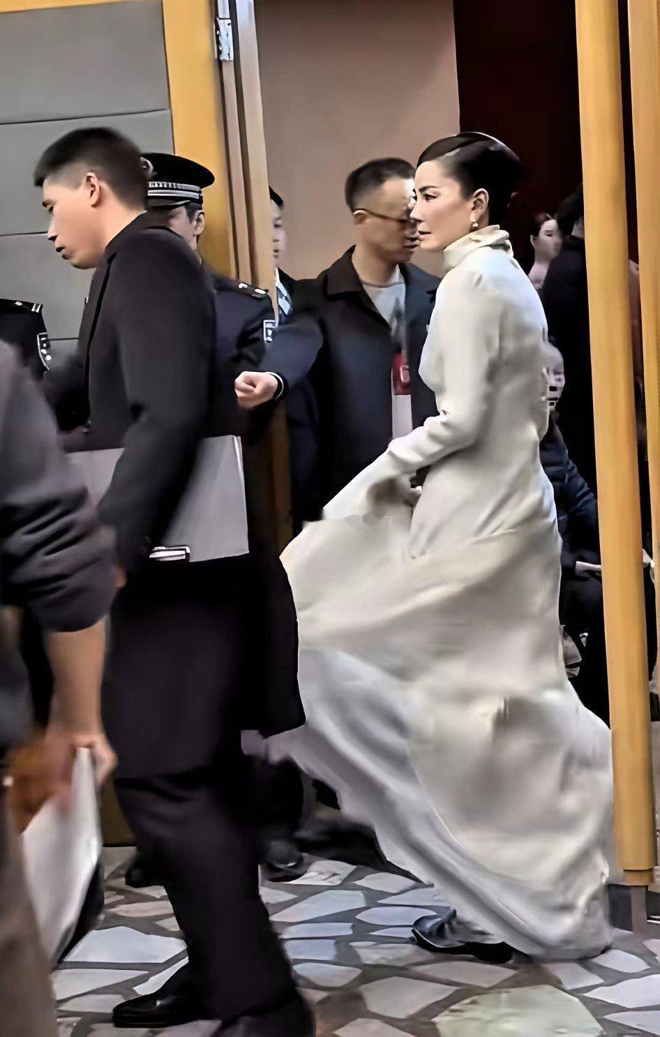 瞬间懂王菲的春晚统治力了，为什么她一出手就是爆款预定！不是乐坛缺天后，也不是大家