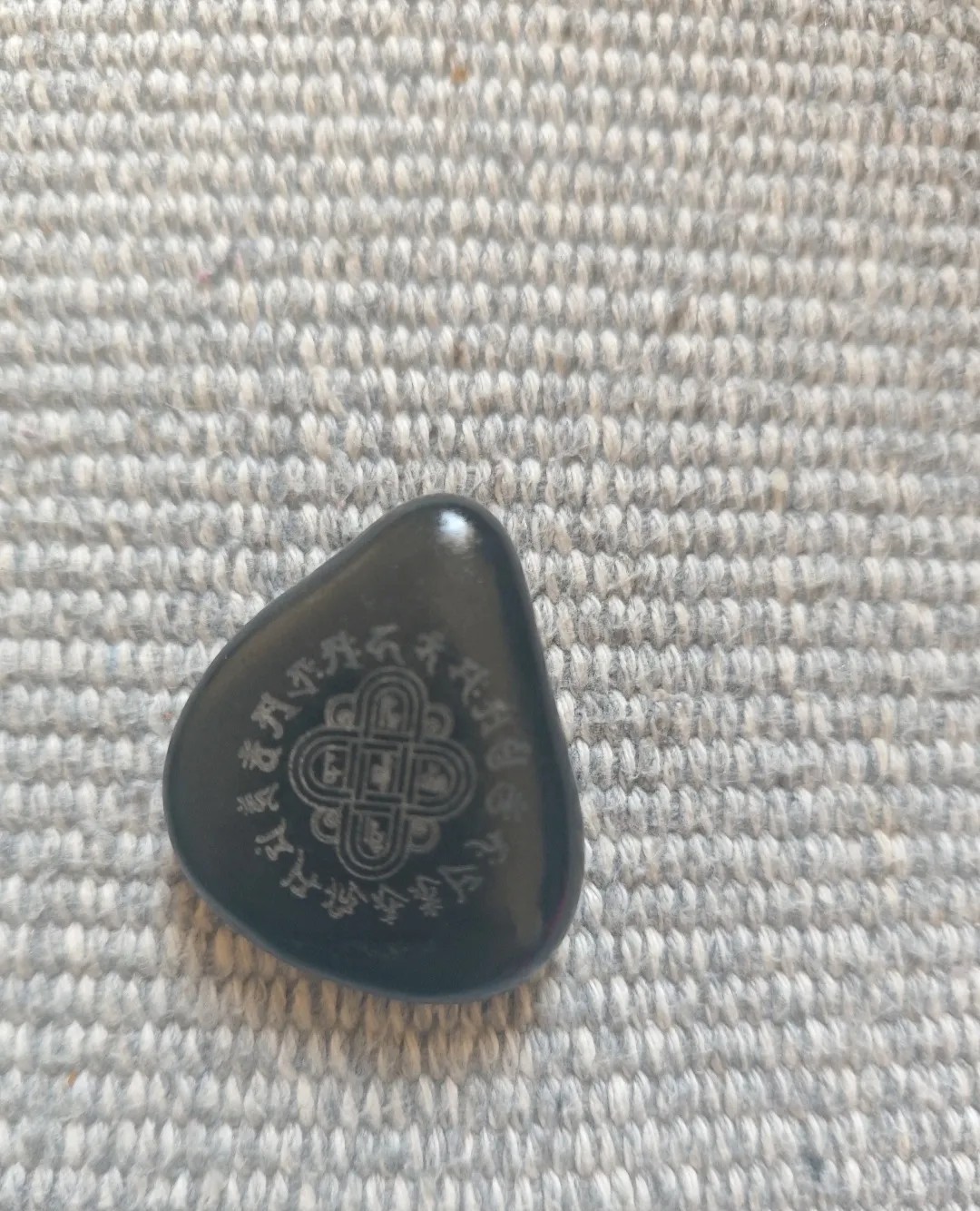 那天我在海边溜达，突然看见潮水退下去的沙滩上露出块怪石头。蹲下一看，好家伙！石面