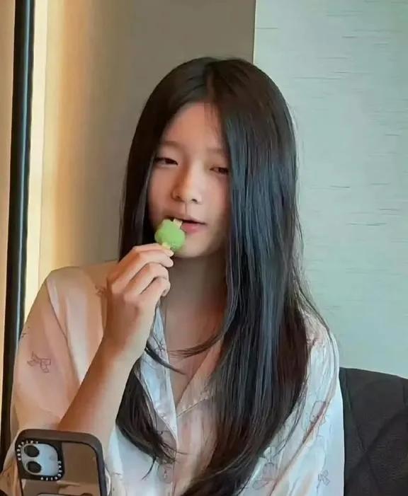 北京机场偶遇马筱梅带大S一双儿女！小玥儿长高了，走路挺胸抬头，比以前更自信！她