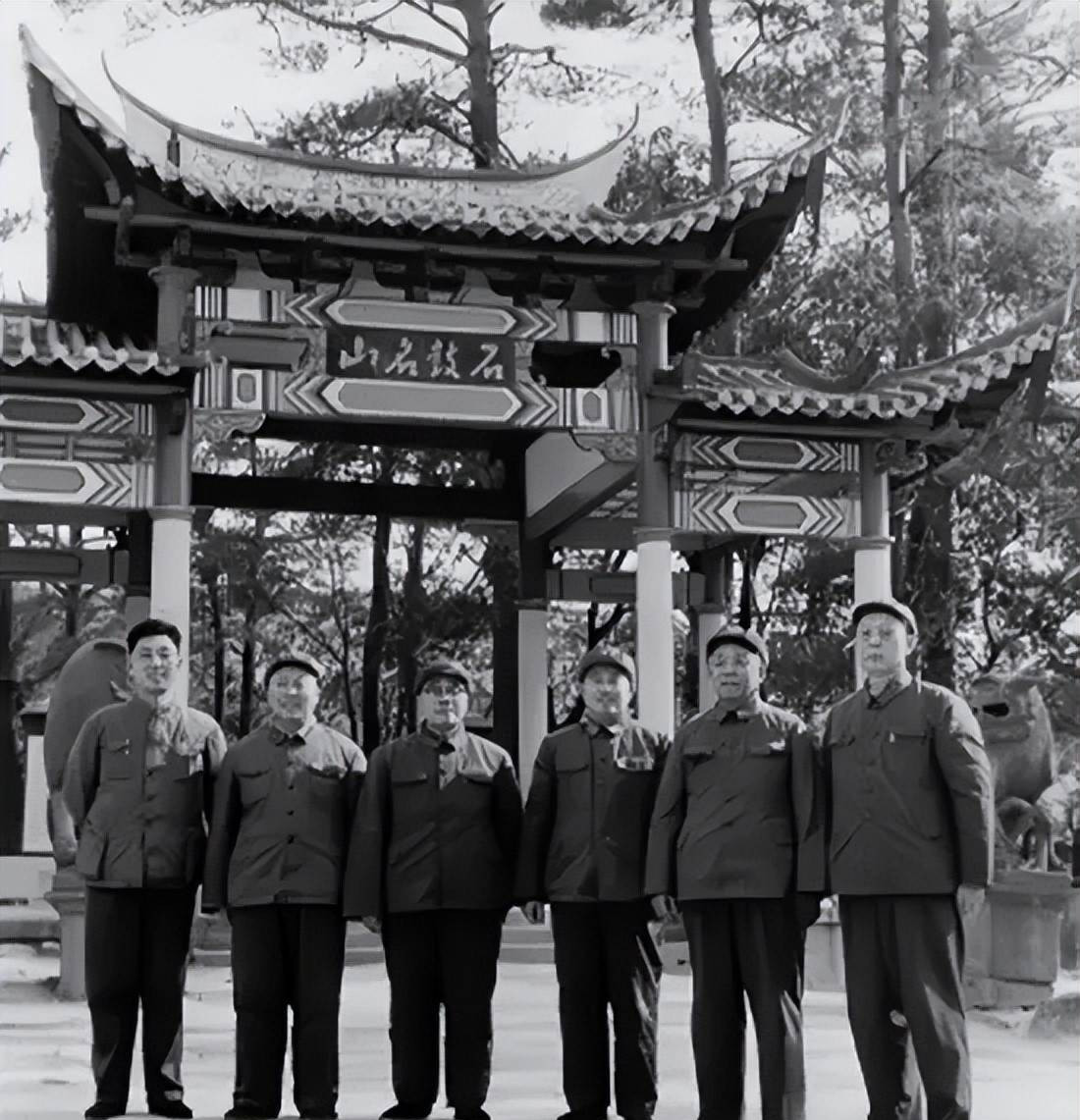 1977年4月，军事科学院政委萧华被调整到兰州军区担任政委，尽管这似乎是一个平级