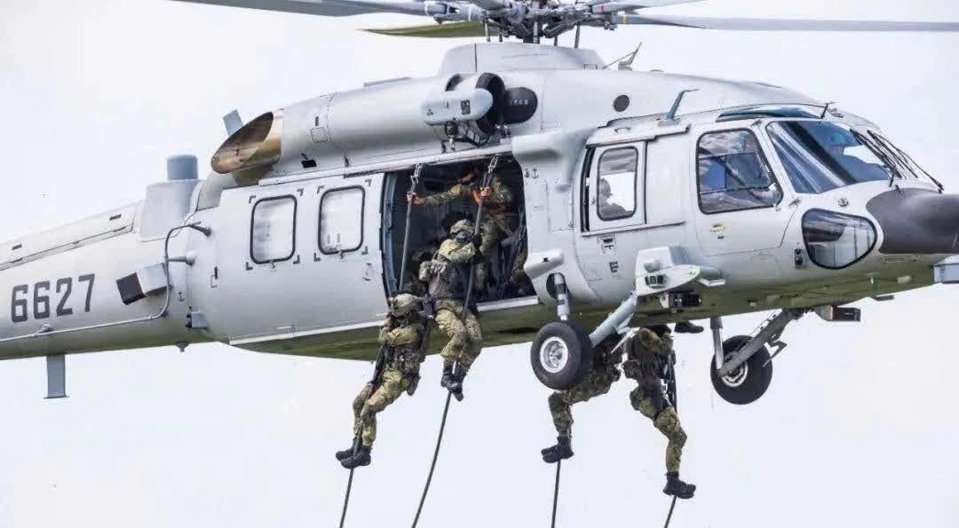 长春航展，21式迷彩震撼登场！帅气外观，彰显军力，让世界见证中国空军的风采。​