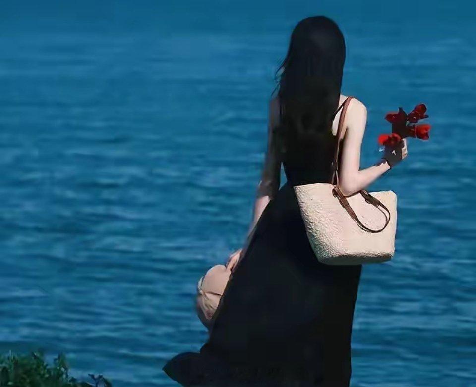 男人的魅力来自于：第一：付钱的速度。第二：解决问题的能力。​女人的魅力来自于：第