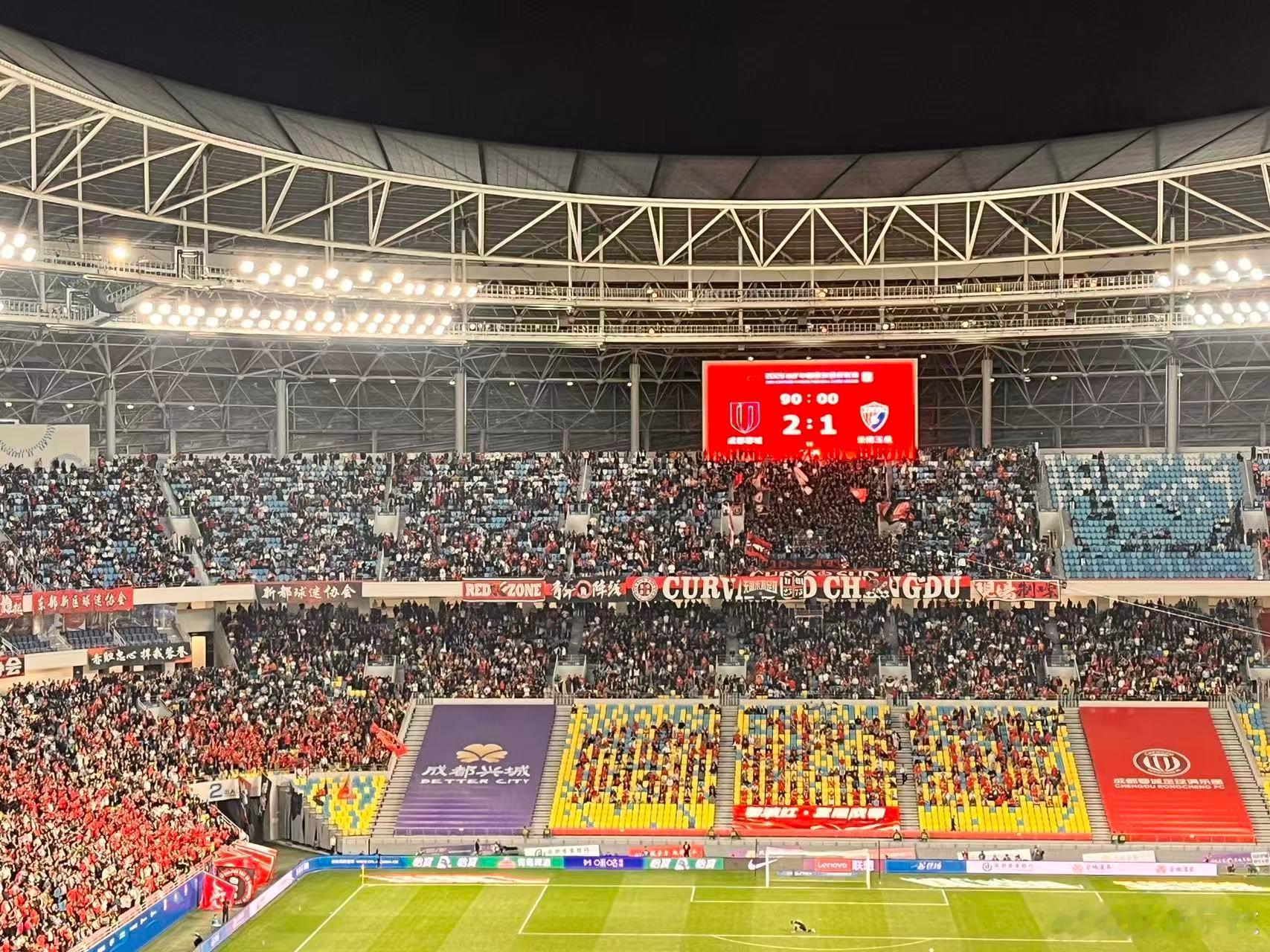 凤凰山的座位早就该扩了，虽说扩了一点，但现在最多也就4万1千多……设计的是6万的