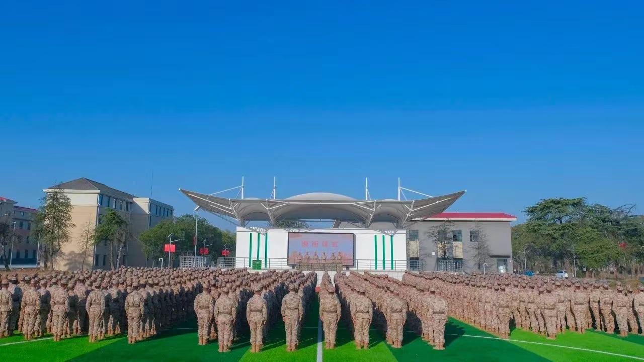 强军战歌最嘹亮铮铮誓言诠释着军人的担当熠熠衔章承载着强军的希望近日东部战区陆军各