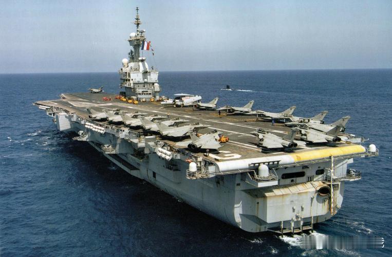 法国核航母突袭北大西洋！20国重兵集结，暗线藏不住了。1月28日，法军参谋部