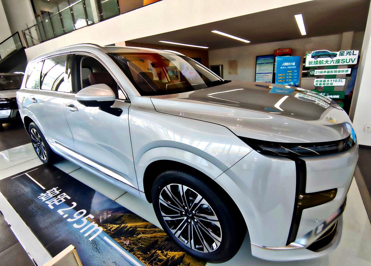 10万级家用大六座《星光L》上汽通用五菱旗下，一款全新星光L正式上市，定位