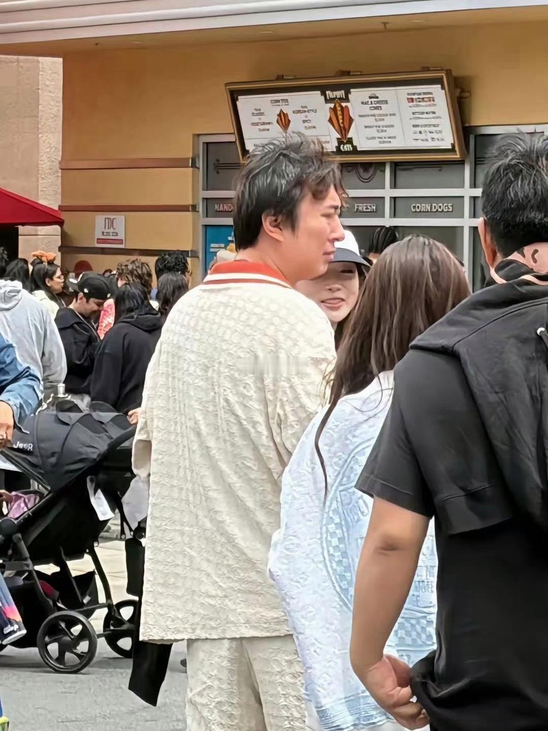 4月25日38岁王思聪现身美国加州环球影城