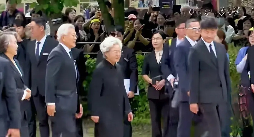 别来无恙！卢武铉遗孀权良淑已经白发苍苍现在依旧记得卢武铉跳崖后，权良淑的撕心