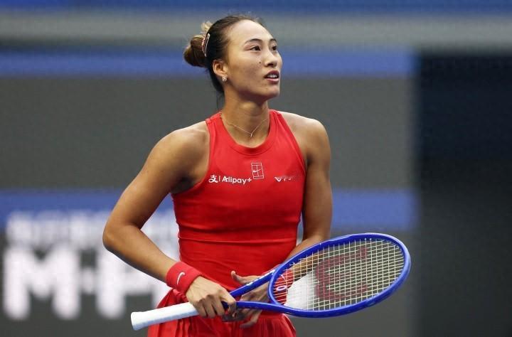 一场2-1，郑钦文创造中国网球历史！闯入中网8强，狂赚130万奖金。我认为，