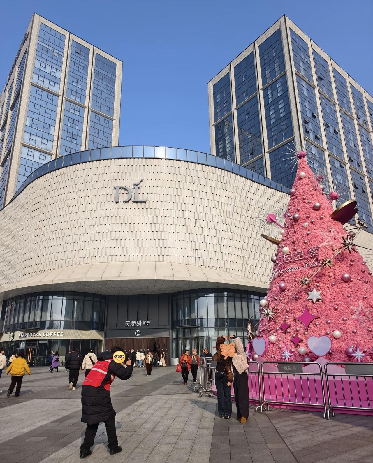 朋友之前在公寓物业做保安，工资一直上不去，最近看到胖东来在招人，运气不错，已经进