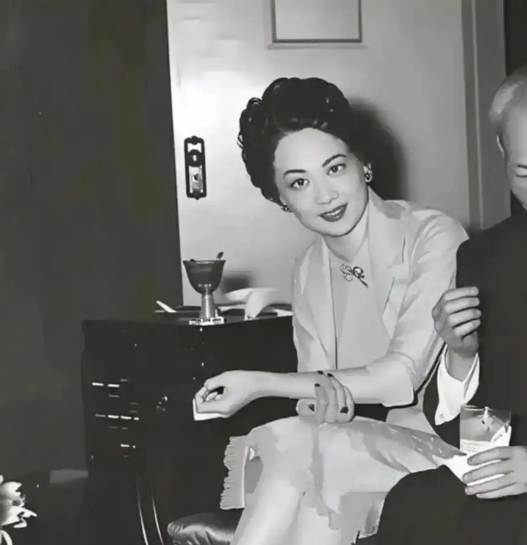 1981年宋庆龄病危，通知发到海外宋家后，其他后人都犹豫观望，唯独寡居多年的胡其