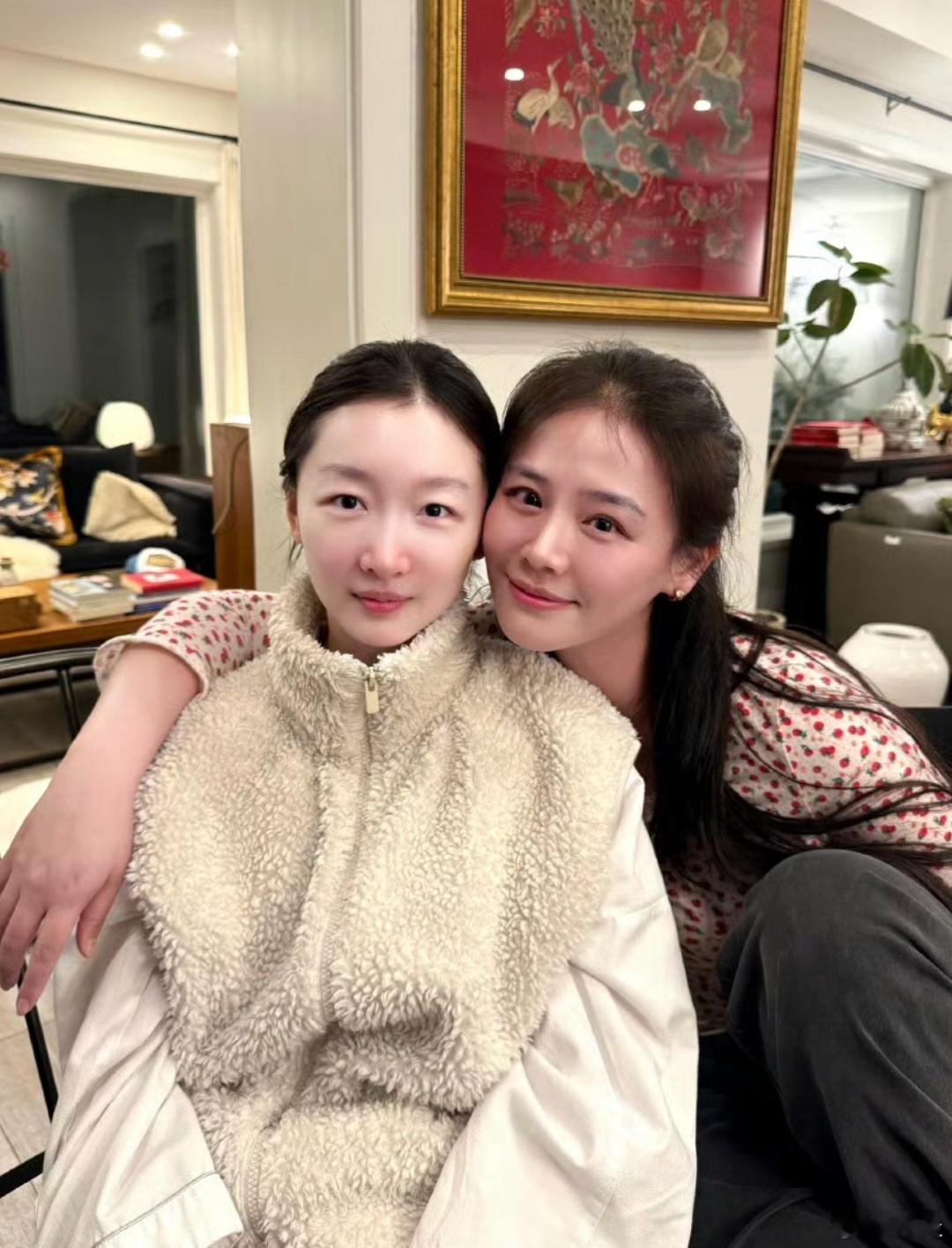 周冬雨马思纯手挽手，姐妹俩的感情还是那么好[爱心][爱心][爱心]七月与安生过了