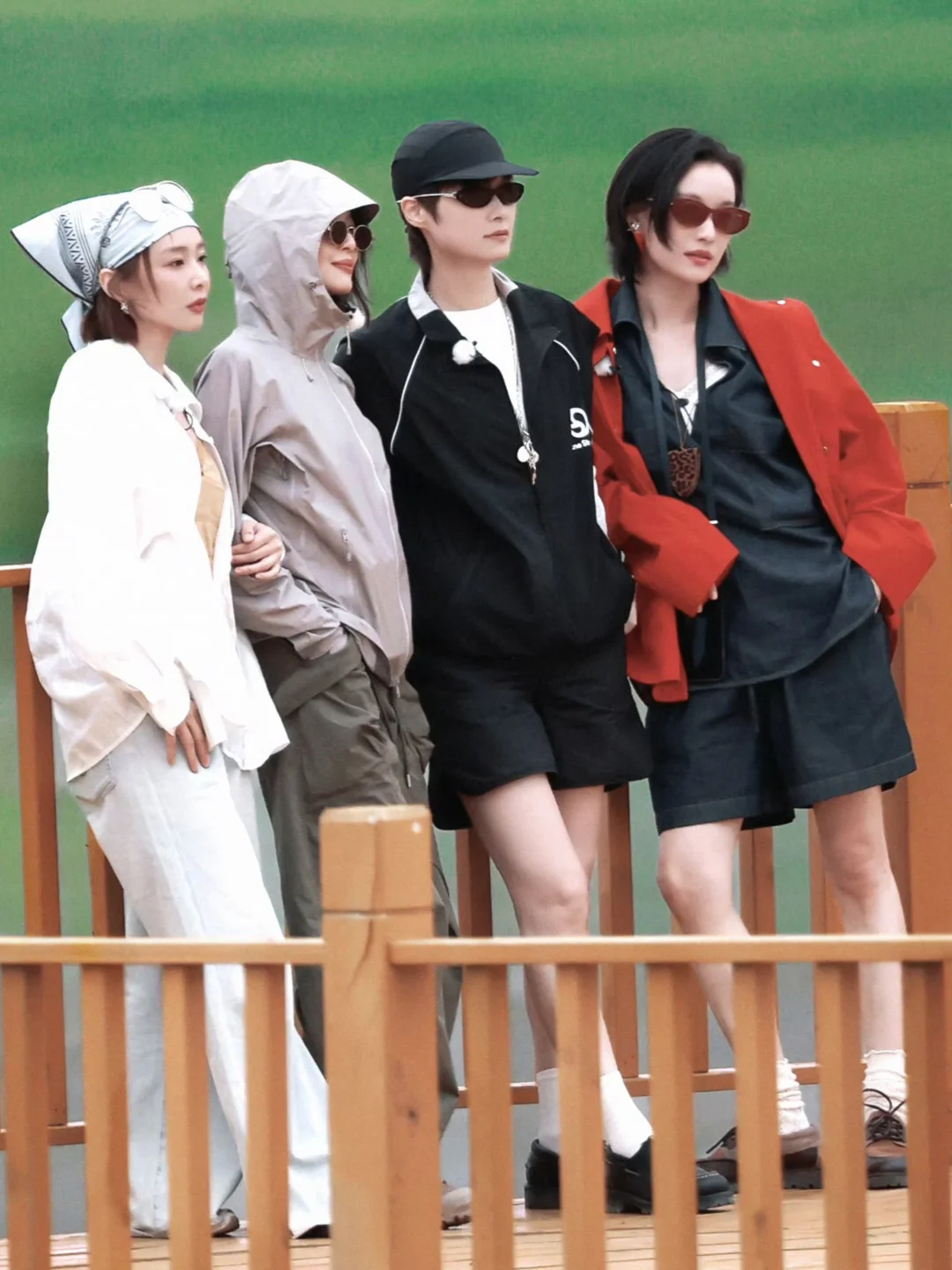 辛芷蕾 倪妮 高叶 李宇春新疆路透穿搭