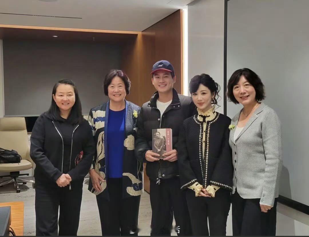 好娇俏的杨紫，很早就和玉兰花开君再来故事原型的后人见面了，对作品百分百的用心，这