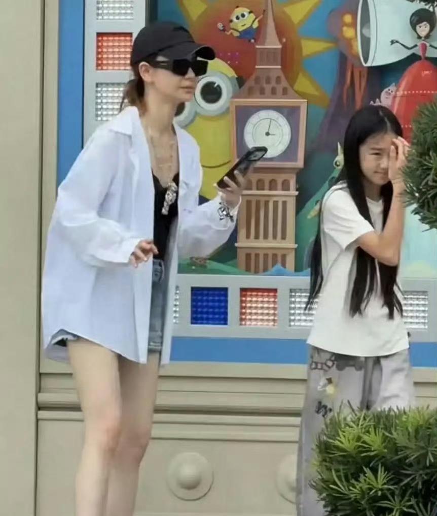 没想到戚薇女儿Lucky都长这么高了，遗传了妈妈的大长腿。前阵子蔡依林北京鸟巢