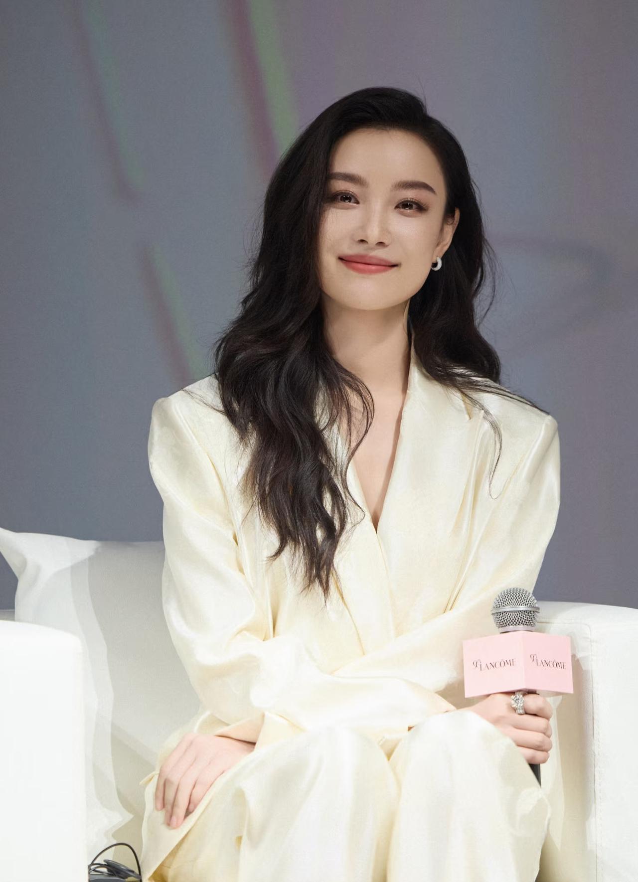 倪妮的金鸡奖主持首秀绝对是娱乐圈值得学习的范本，没有之一。人家可是中国传媒大