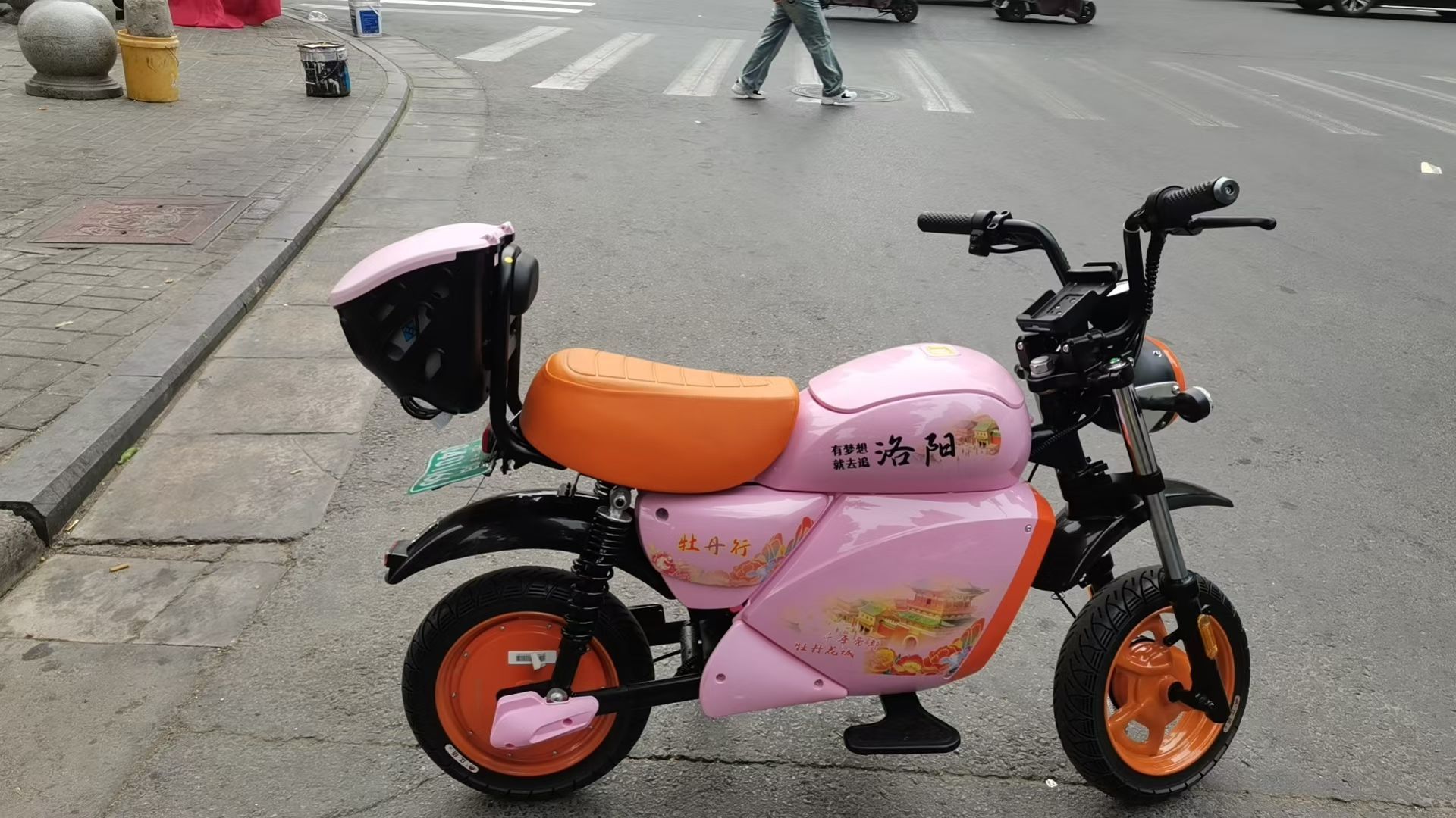 洛阳共享单车又出新车了这粉粉的小车，确定不来洛阳试一下？