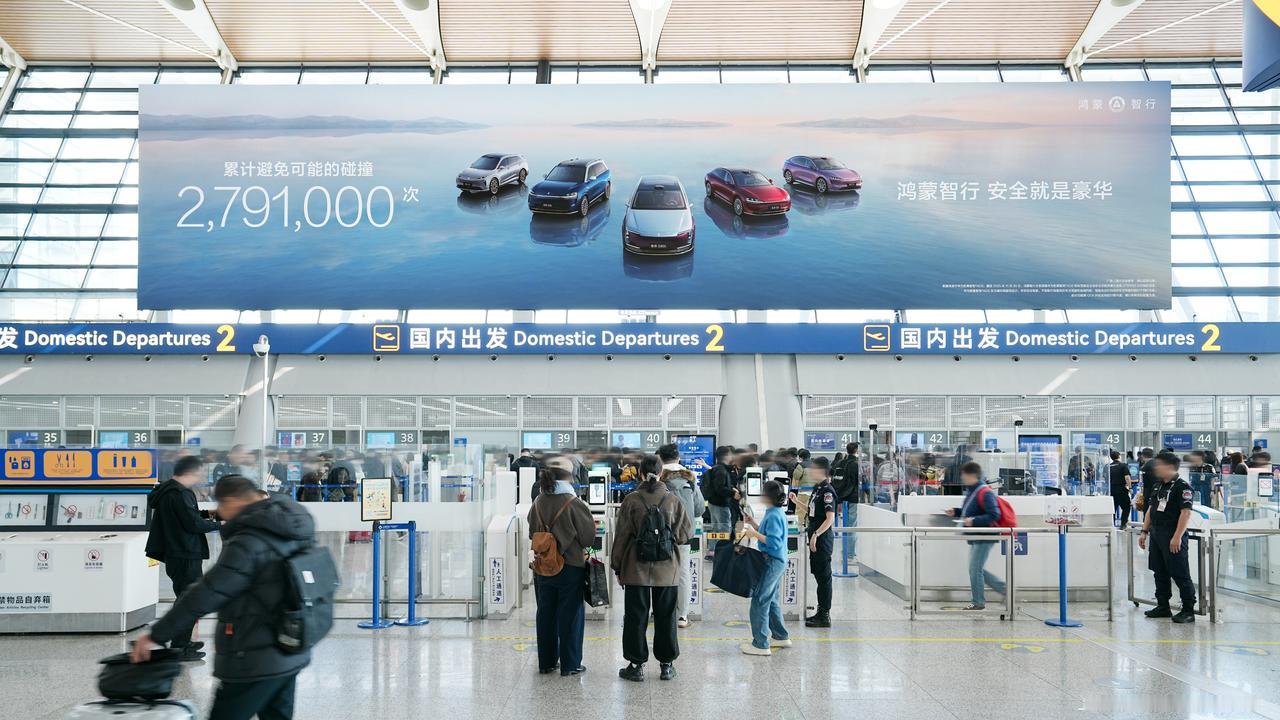 鸿蒙智行用户粘性的核心，不是炫技是真安全真好用当辅助驾驶从实验室走向城市街道，