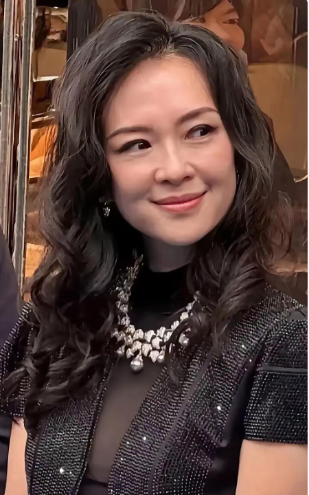 46岁的章子怡被偶遇，真实状态下的容颜，并没有网上传的那般惊艳。