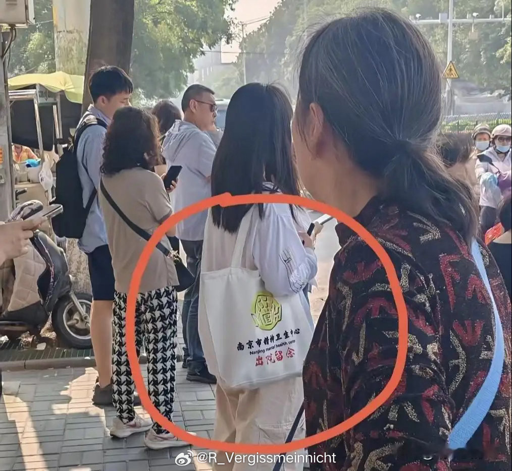 女生背这个包包出门绝对比LV靠谱