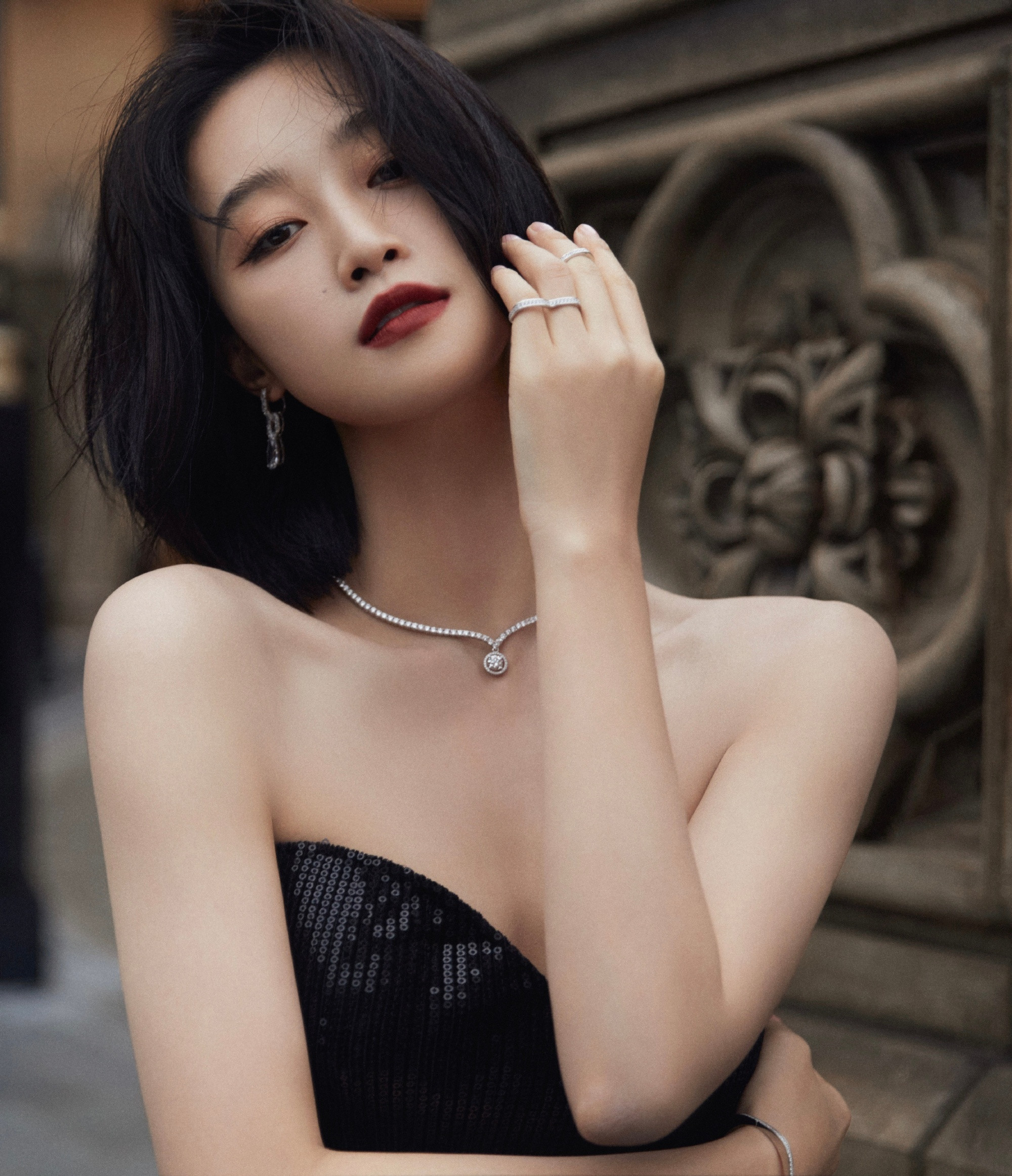 蓝盈莹：红唇短发，黑色鱼尾开叉礼服，温柔酷美。蓝盈莹