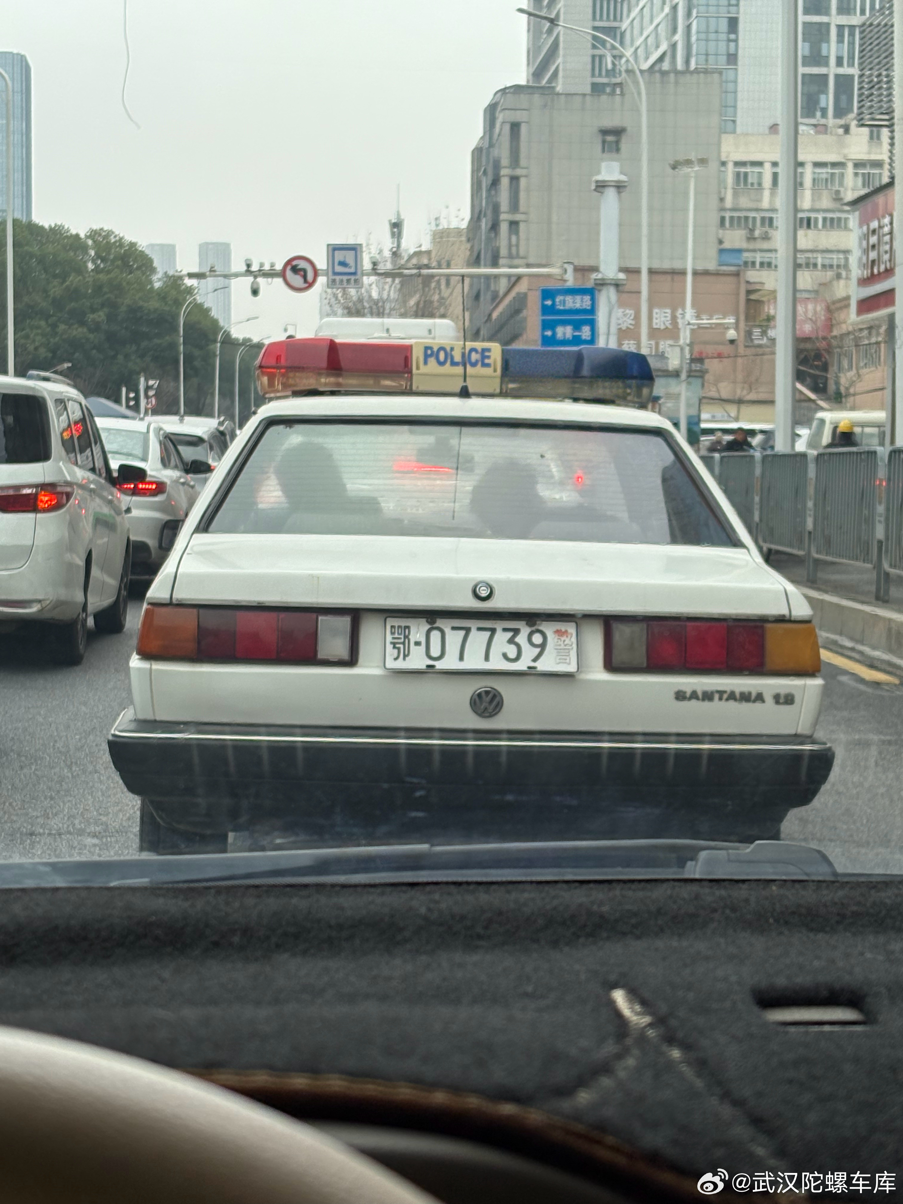 现在在武汉还能碰到警用桑塔纳真是稀少店里还剩一台桑塔纳同色并且是市局退役的武汉
