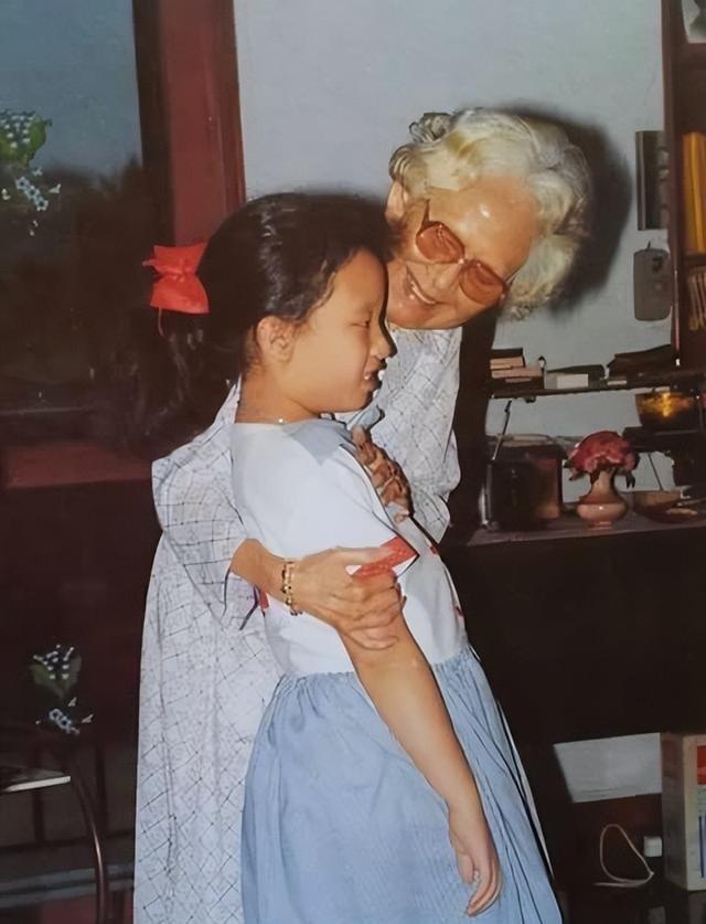 帕查拉公主和外婆合影，她外婆人虽老但气色好。帕查拉公主和曾祖母同框，曾祖母头发花