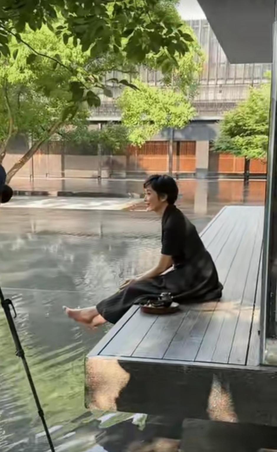 感觉她愈发耐看了。在美女云集的娱乐圈，吴越着实算不上容貌出众，却属于越看越有韵