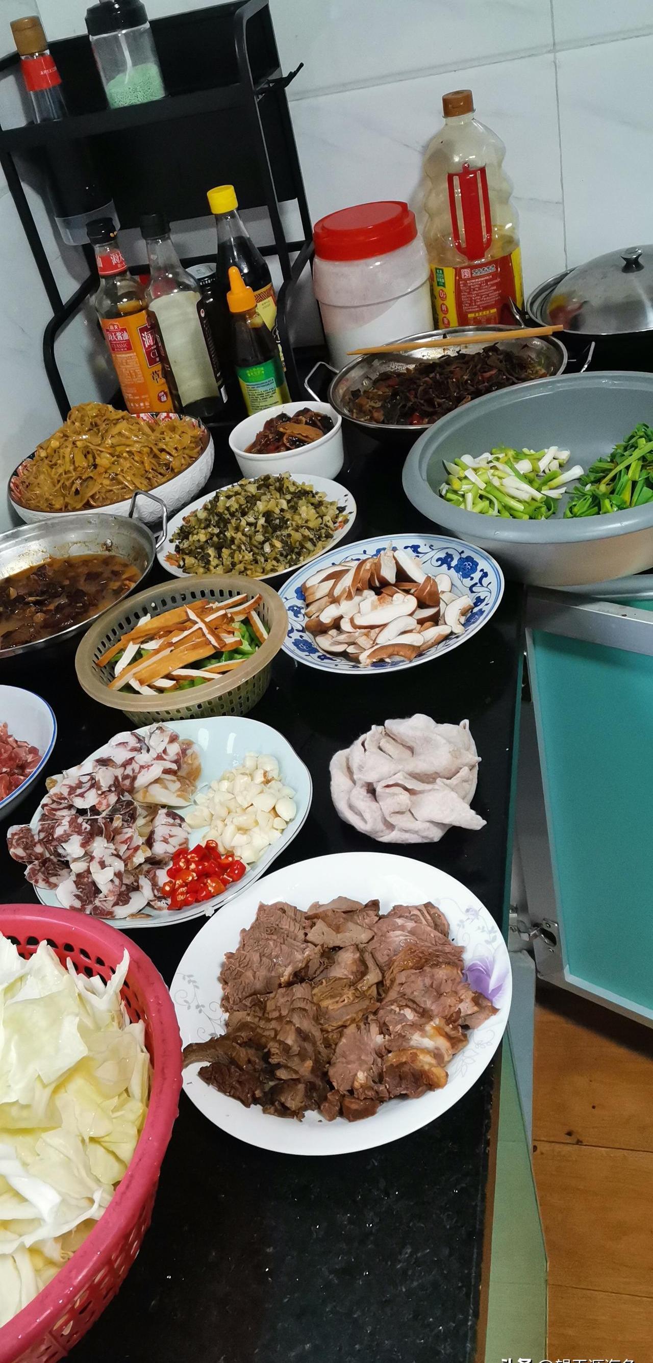 在婆家,会做饭,原来不如会打牌。中秋节,18口人的饭,我一个人在厨房烧。客厅