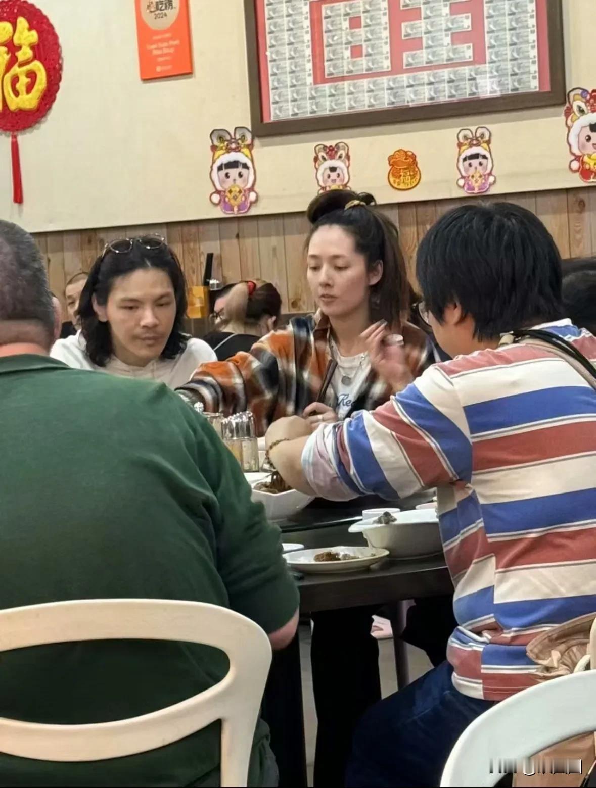 网友新加坡偶遇郭碧婷向太一家用餐，郭碧婷状态让人大为震惊！真的是带娃哪有不疯的