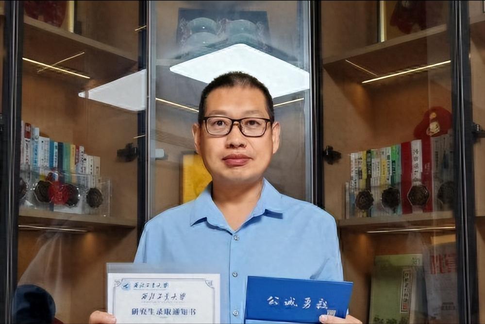 中年男人的归宿只有保温杯和钓鱼？这位44岁的父亲用一张985研究生录取通知书打碎