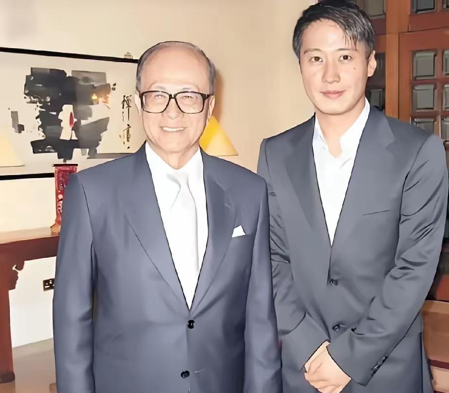 这是一张多年前的商业合影。华人富商李嘉诚先生与香港著名艺人黎明同框。黎明曾为李嘉