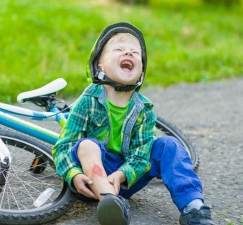 孩子哭闹，你越哄越赖皮。别急着说“不疼”，先让他把话说完。情绪不被看见，只会