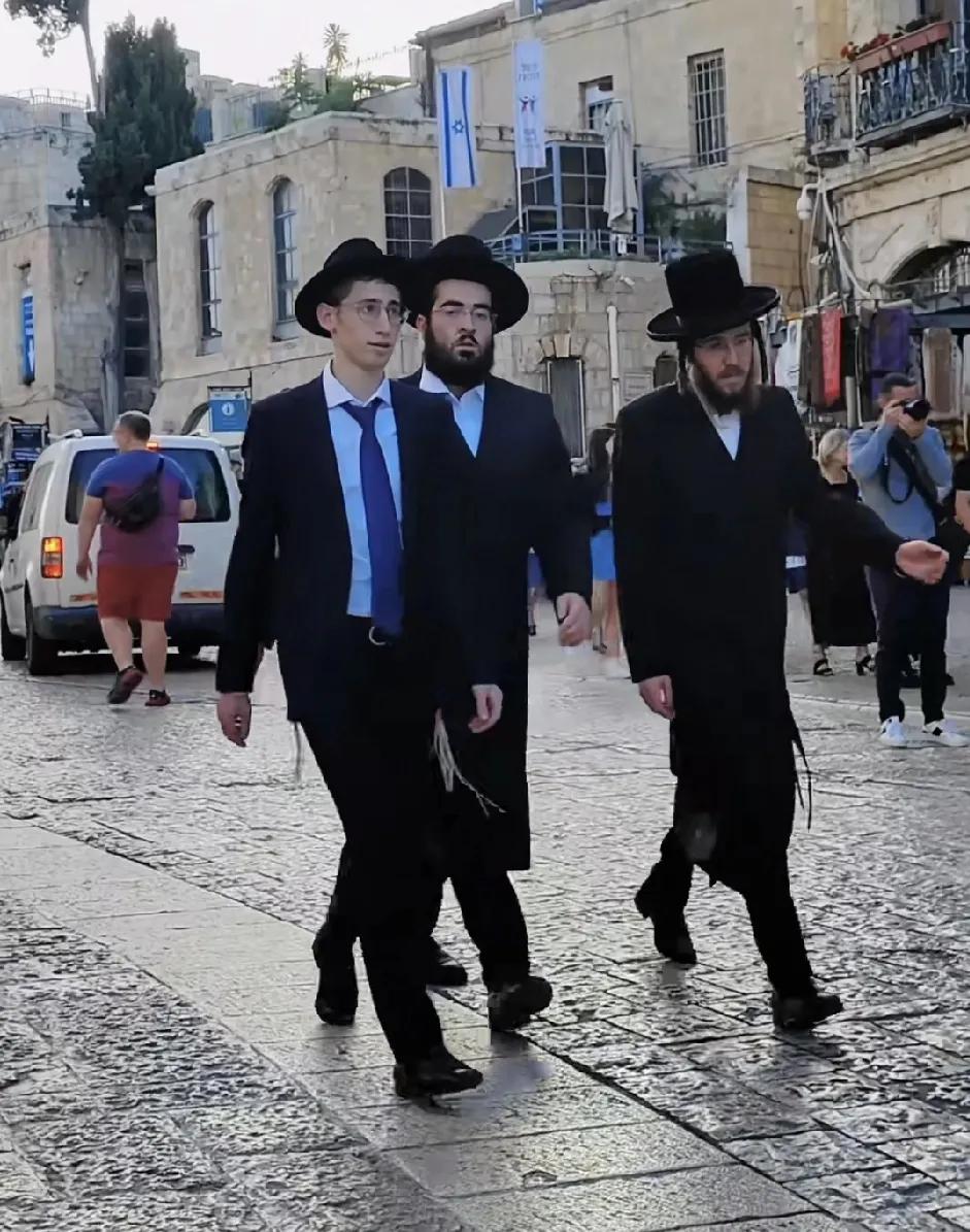 据说，哈瑞迪犹太人才是以色列本土土著。他们只念经，不上班，不工作，政府每月发点儿